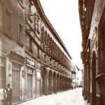 9. Via della Fiera (attuale Corso Cavour): sulla sinistra, le logge dell’Ospedale di San Giovanni Battista (foto Rinaldo Laurentini, inizio Novecento)
